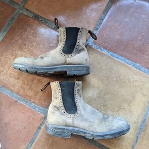 Brown blundstone boots